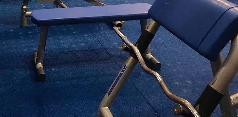 Bancos de musculación tapizados en azul