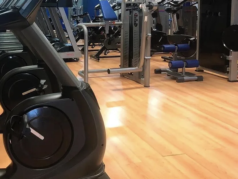 Bicis y máquinas sobre el suelo de madera