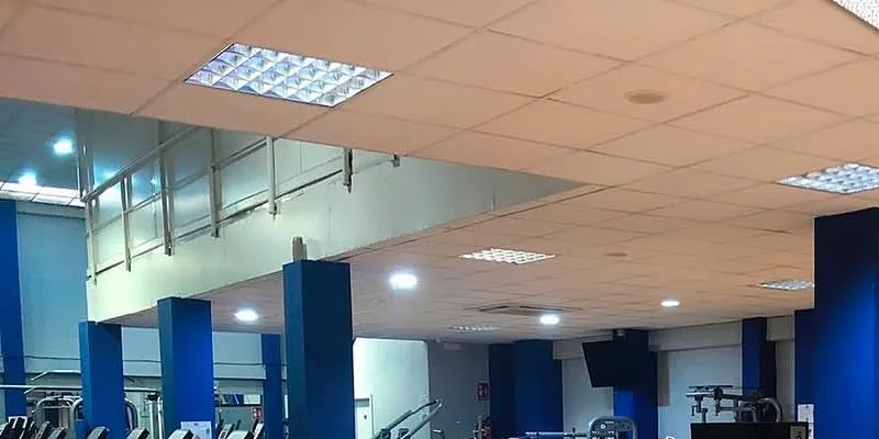 La nave de ACM Gym con sus columnas azules y la planta de arriba