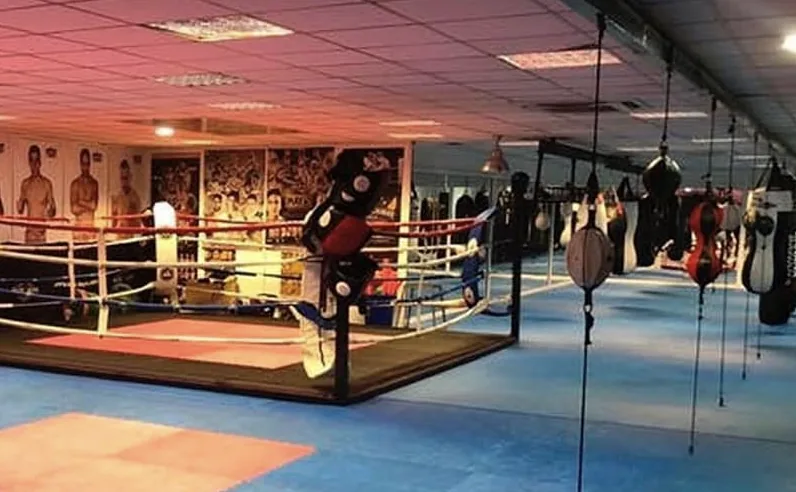 Ring y sacos de kickboxing de Team Jesús Cabello en ACM Gym, Sevilla